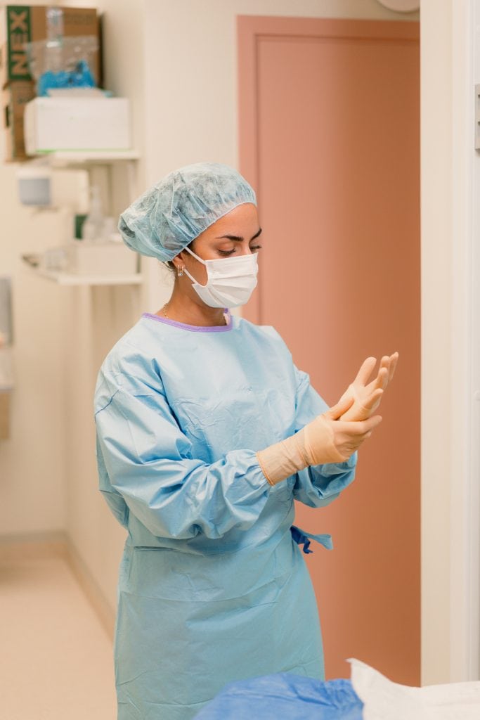 Precis medicinsk personal i skyddsutrustning för djursjukvård.